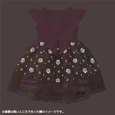 後ろにもプリキュアたちとはぐたんのプリントがあり、大きく開襟する後ろファスナーで着脱しやすい仕様です。