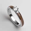 屋久杉の婚約指輪(エンゲージリング)　その威厳さえ感じるイメージに加え、魅了的な飴色も人気の秘密