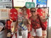 台北観光PR ブースの登龍街を撮る観光客