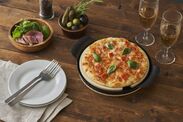 ピザを外はパリっと中はふわっと仕上げる『LIVEパリふわピザプレート』を9月下旬に発売