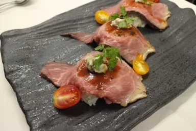 中伊豆産わさび漬け飯とローストビーフのにぎり風