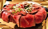 “こぼれローストビーフ丼”が400円で食べられる！入場無料！真夏の肉尽くしのフェス、8月18日に横浜で開催