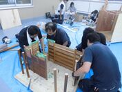 介護リフォーム事業者の力で高齢者に元気を！手すり部材のみで天守閣の模型を製作、敬老の日に神奈川県の高齢者グループホームに贈呈