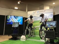 自転車を漕いだスピードと360°映像が連動するアトラクション『VR-CYCLE(ブイアールサイクル)』を越谷レイクタウンのVR Centerに設置！