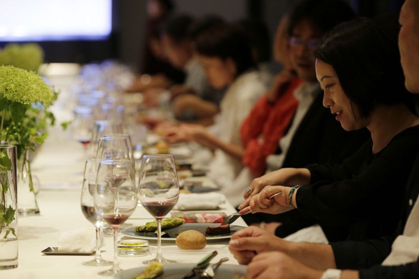 星野リゾート　リゾナーレ八ヶ岳（山梨県北杜市）
ワインの魅力を体感する「メーカーズディナー」2018年8月より毎月開催
第1回目のゲストはワイン醸造家　坪田満博氏（VOTANO WINE・長野県塩尻市）　