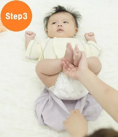 バルーンパンツのゴムを伸ばしながら、お尻と足を入れるだけ