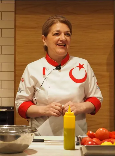 老舗トルコ料理店「イズミル」シェフのエリフ・アガフルさん