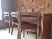 天竜材使用椅子と壁