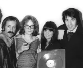 '74年の「悪いあなた」で初のゴールド・ディスク　(センター左：ピーター・アッシャー、右：リンダ・ロンシュタット)