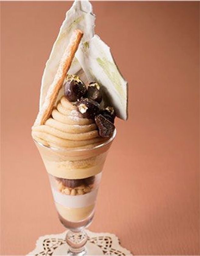 こぼれ落ちそうなマロンが印象的。多彩な素材と栗が彩る秋の幕開け
9層仕立てのモンブランのパフェ「Fall　フォール」
2018年9月1日（土）より　ティーラウンジ「パルテール」にて