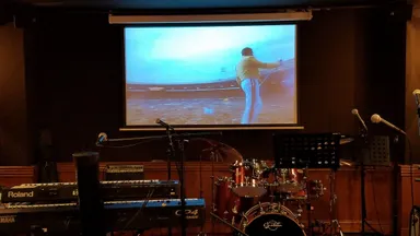 店内大型スクリーン