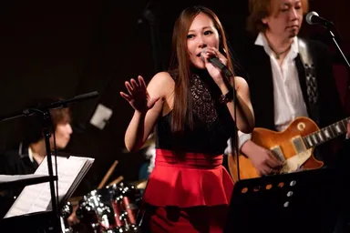 ゲストボーカルを招いてライブ