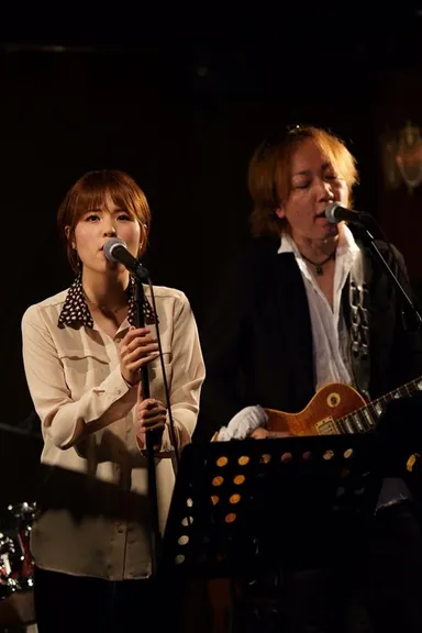 ゲストボーカルを招いてライブ