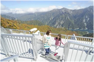 大観峰雲上テラスから紅葉の大パノラマが広がる眺め