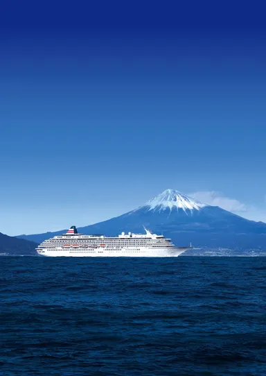 富士山と飛鳥II　撮影：中村 武弘