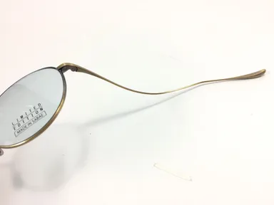 弾力性や軽量性に富んだベータチタニウムを使用。使い勝手が良く、快適な掛け心地。