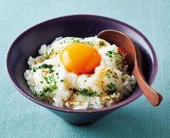 「のっけ丼」でかさまし！レシピの一例：低糖質な卵白でふわふわのスフレに仕上げた「はんぺんスフレのっけDON」（糖質30.9g）