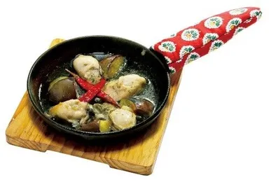 HOMELLA TEXACO CAFE AND TABLE「神のカキと寺島なす 内藤とうがらしのアヒージョ」