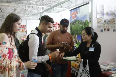 JAPAN FOOD SHOW-各ブースで日本食について詳しく説明