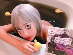 ハローキティ×クリアブラックのお湯で大人女子に癒しを　“ブラックアロマ”の入浴剤、10月1日～ドン・キホーテ限定販売