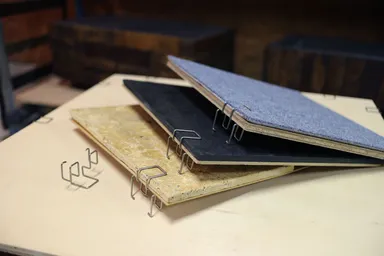 タイルやカーペットを挟める