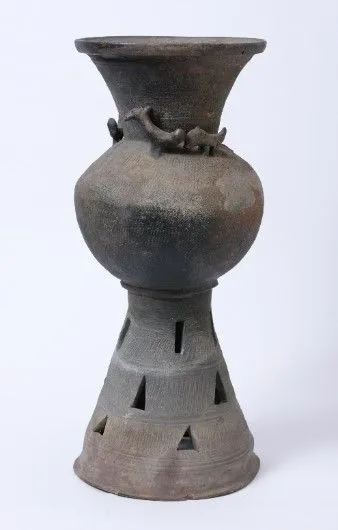 写真3：伝群馬県出土の装飾付台付壷形土器（6世紀）