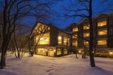 【奥入瀬渓流ホテル】渓流側外観