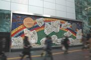 JR渋谷駅を代表する待ち合わせスポット「ハチ公ファミリー」壁画の清掃を実施！