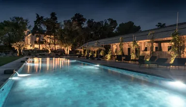 夜中のプールサイド