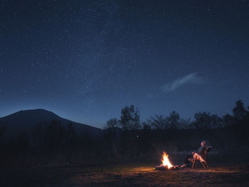 星のや軽井沢（長野県・軽井沢）
月あかりに照らされた夜の森で感覚を研ぎ澄ます
「脱デジタル滞在・冬」開催デジタル機器から離れ、
自然との一体感を得る2泊3日のプログラム
開催期間：2018年12月1日～2019年2月28日　