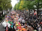 川崎駅前を凱旋するハロウィン・パレードの様子