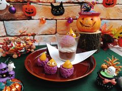 ＜ハロウィンスシーツ完成!!＞今年のハロウィンメニューは“コワかわいいモンスター”!?チョコプリンをシャリで巻いた“スシ(寿司)ーツ”がハロウィン仕様で登場!!「ハロウィン パープルモンスター」「ハロウィン ひょっこりモンスターパフェ」