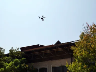 旧鳴滝第一小学校体育館　軒先破損状況
