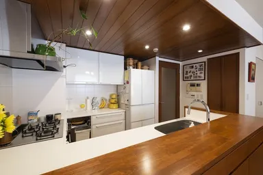 クリア塗装で整えた木のカウンター