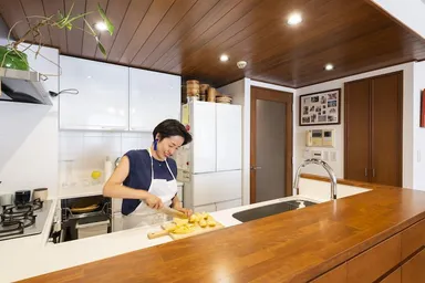 天井の木目を貼る方向にもこだわりました