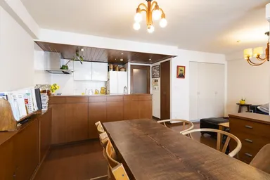 白を基調にしたキッチン空間と木のぬくもり感じるLDK