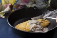 オムレツ トリュフ風味の茸ソース