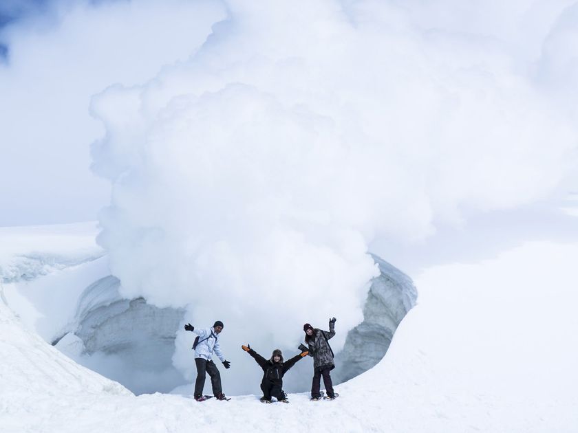 星野リゾート　OMO７ 旭川（北海道旭川市）
冬だけのド迫力体験！モクモクと噴煙をあげる噴気孔を間近で観察できる
「北海道のてっぺんパウダーさんぽ」を開催
期間：2018年12月1日～2019年3月31日