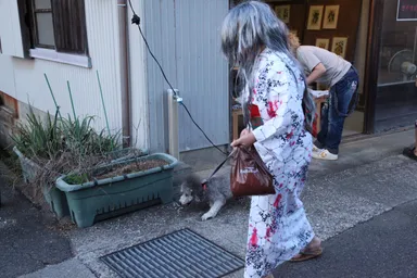 犬と散歩するおばけ