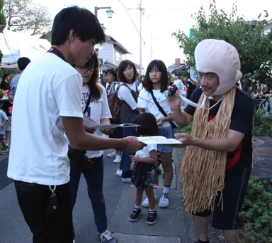 スタンプラリーに並ぶ来場者