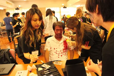 おばけメイクをする参加者1