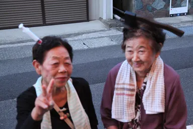 おばけの格好をする町民