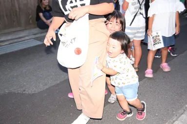 おばけに逃げ回る子供たち