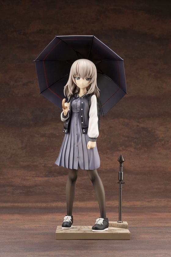 フィギュア道シリーズ第9弾は黒森峰女学園の現隊長「逸見エリカ」！
台座は第8弾の「西住まほ」と地続きとなっており合わせて飾ることも可能！