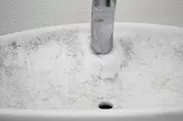 手洗い場の水受け部分：水アカ