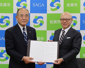 2018年10月4日、佐賀県佐賀市役所にて行われた締結式にて。秀島 敏行市長(左)と当社代表取締役社長 大西 寛