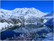 新雪の立山とあざやかな紺碧のみくりが池《室堂平》
