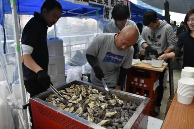 牡蠣を求めて行列ができます