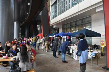 会場は1階2階と広々