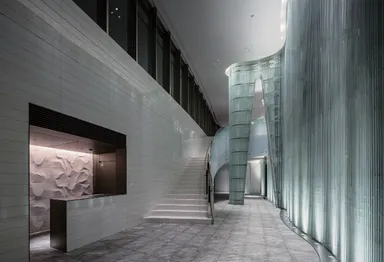 約6,000枚のガラスフィンからなるアートウォール